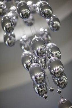 Tavandan asılı kristal top avizesi