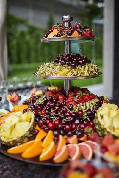 Muchas frutas diferentes en la mesa de la boda —  Fotos de Stock