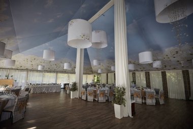 Düğün için parlak renkte restoran dekoru.