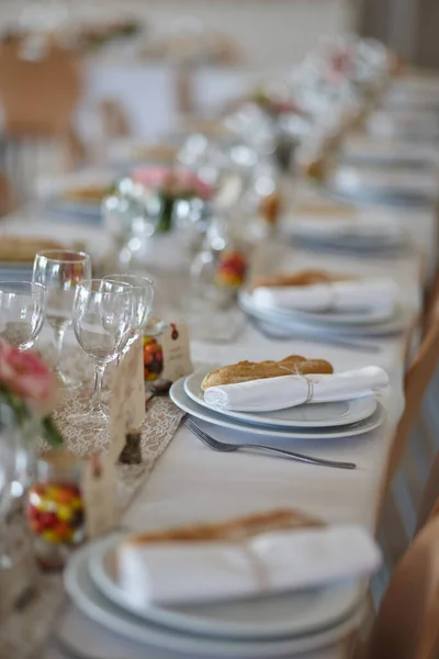 Cadre de table de mariage dans des couleurs vives dans un restaurant — Photo
