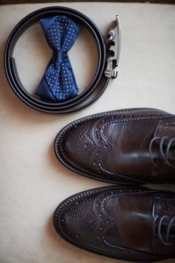 Pantolon, ayakkabı kemeri ve damadın görüntüsü için mavi bir kelebek. 