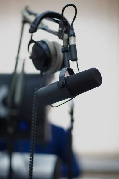 Micrófonos para presentadores de radio en la sala de radio —  Fotos de Stock