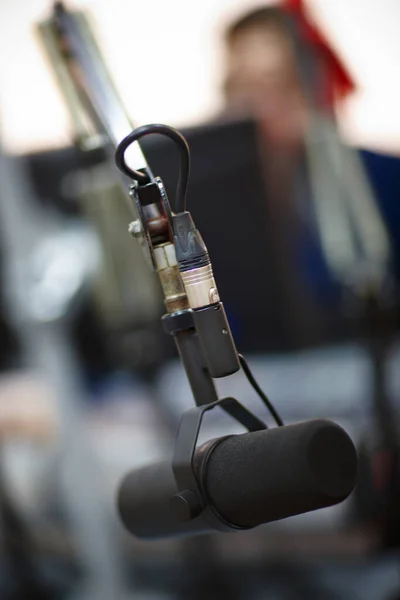 Micrófonos para presentadores de radio en la sala de radio —  Fotos de Stock