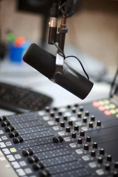 Micrófonos para presentadores de radio en la sala de radio —  Fotos de Stock