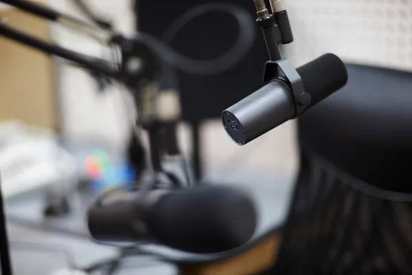 Micrófonos para presentadores de radio en la sala de radio Imagen de stock