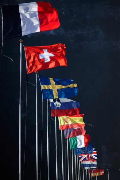 세계의 다른 나라들의 깃발 이 줄줄이 걸려 있다 스톡 사진