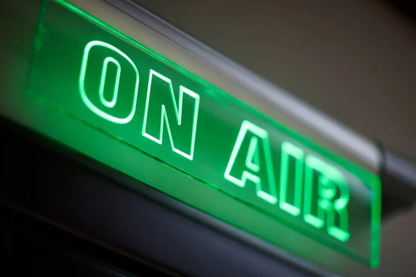 La inscripción en el aire en un marcador verde de la estación de radio —  Fotos de Stock