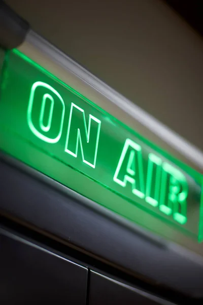 La inscripción en el aire en un marcador verde de la estación de radio —  Fotos de Stock