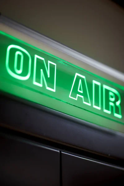 La inscripción en el aire en un marcador verde de la estación de radio —  Fotos de Stock