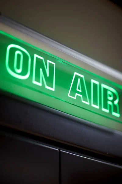 De inscriptie in de lucht op een groen scorebord van het radiostation Rechtenvrije Stockfoto's