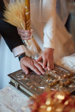 Damat ve gelin el ele tutuşun. 