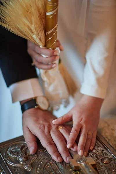 Damat ve gelin el ele tutuşun. — Stok fotoğraf