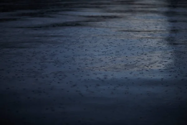 Gotas de lluvia caen sobre el agua en el lago —  Fotos de Stock