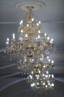 Bir restoranda büyük altın kaplama kristal avizeler