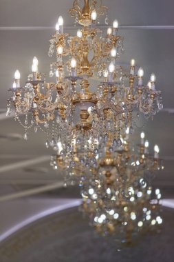 Bir restoranda büyük altın kaplama kristal avizeler