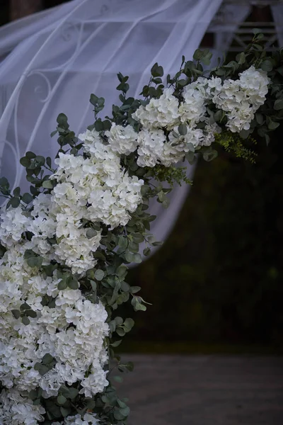 Esküvő ív fehér virágok és tüll a természetben — Stock Fotó