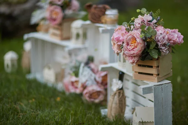 결혼식을 장식하기 위해 나무로 만든 흰색 상자에 든 장미 스톡 이미지