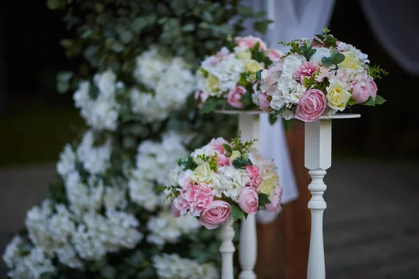白色看台上的一束玫瑰，作为婚礼装饰 — 图库照片