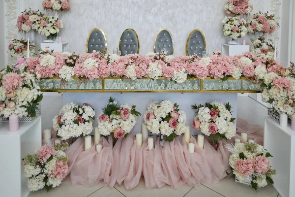 Стол украшен атласными розами и свечами — стоковое фото