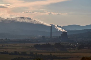 Şehrin sanayi bölgesi, atık işleme tesisi