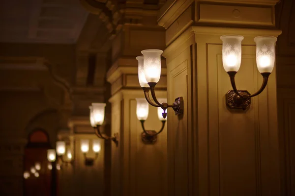 Lampiony przymocowane do kolumn w budynku — Zdjęcie stockowe