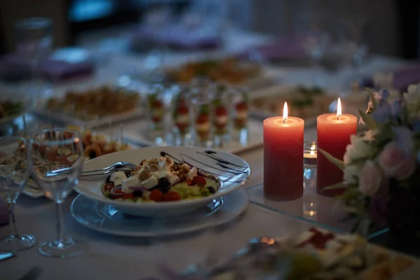 Délicieux et magnifiquement décoré dîner aux chandelles pour les invités — Photo