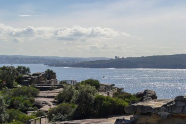 Sydney Avustralya'da okyanus üzerinde uçurum
