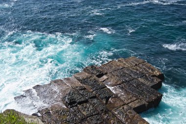 Sydney Avustralya'da okyanus üzerinde uçurum