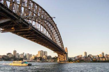 Günbatımında Sydney liman köprüsü