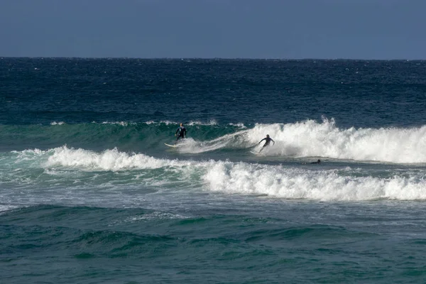 Männer Surfen Strand — Stockfoto