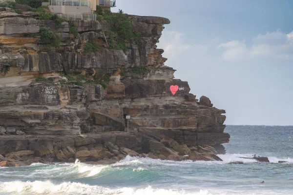 Spiaggia Virile Cuore Rosa Una Roccia Vicino All Oceano — Foto Stock