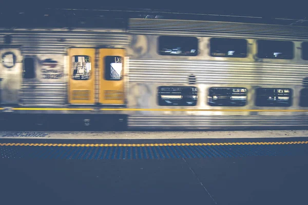 Движение Размытия Поезда Железнодорожной Станции Круговой Набережной Австралии Сидней Nsw — стоковое фото