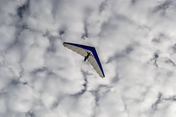 雲の下の航空機 — ストック写真