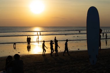 Sahilde gün batımı günü manzara insanlar çok zevk ile