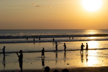 Sahilde gün batımı günü manzara insanlar çok zevk ile