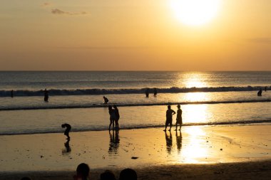 Sahilde gün batımı günü manzara insanlar çok zevk ile