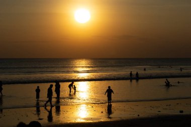 Sahilde gün batımı günü manzara insanlar çok zevk ile