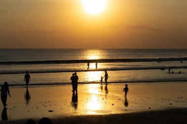 Sahilde gün batımı günü manzara insanlar çok zevk ile