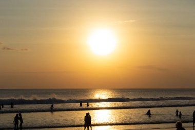 Sahilde gün batımı günü manzara insanlar çok zevk ile