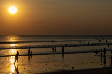 Sahilde gün batımı günü manzara insanlar çok zevk ile