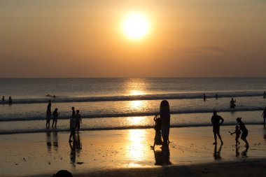 Sahilde gün batımı günü manzara insanlar çok zevk ile
