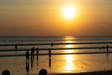 Sahilde gün batımı günü manzara insanlar çok zevk ile