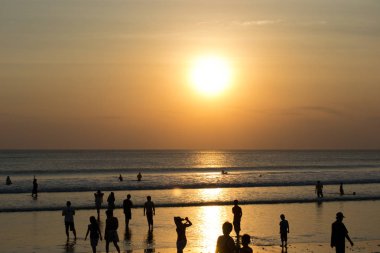 Sahilde gün batımı günü manzara insanlar çok zevk ile