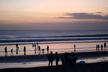 İnsanlar plajda gün batımını neşelendirdi