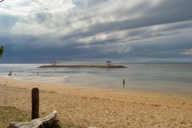 Plaj manzara bulutlu gün