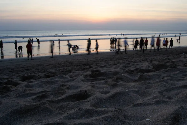 Kuta Beach Bali Sunset People Playing Enjoying — Stock Photo, Image