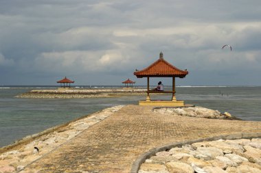 Balinnesse plaj Bulutlu gün manzara