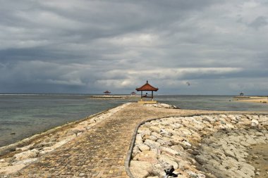 Balinnesse plaj Bulutlu gün manzara