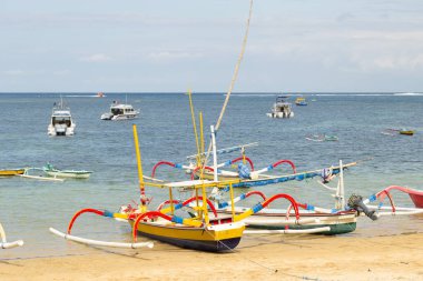 Renkli tekneler ile Bali bir plaj Manzara