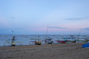 Bali plajda renkli gemi tekneleri